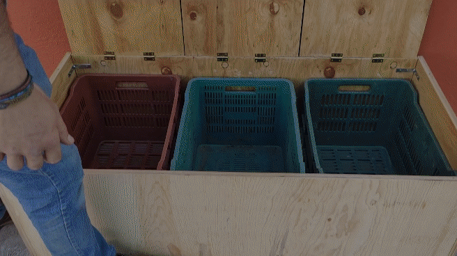 Gif de varias imágenes en las que se muestra como construir un banco lombricompostero